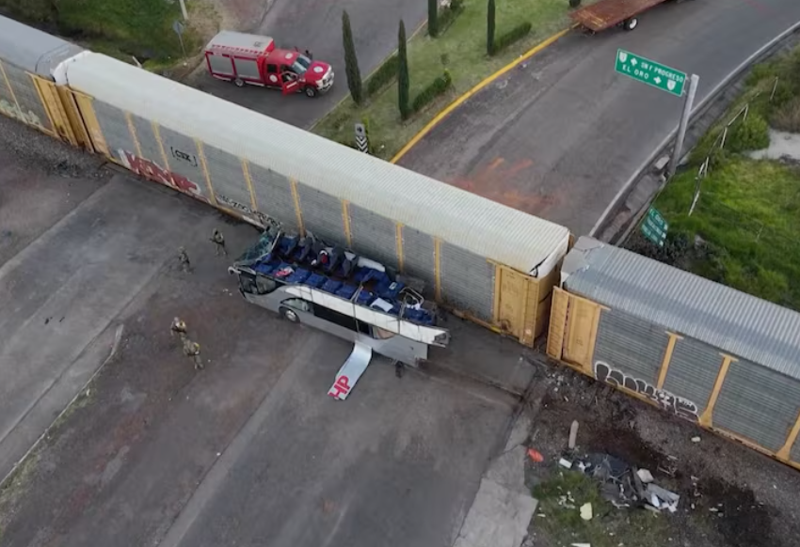 10 გარდაცვლილი და 60-ზე მეტი დაშავებული - მასშტაბური ავარია მექსიკაში: ერთმანეთს ავტობუსი და მატარებელი შეეჯახნენ