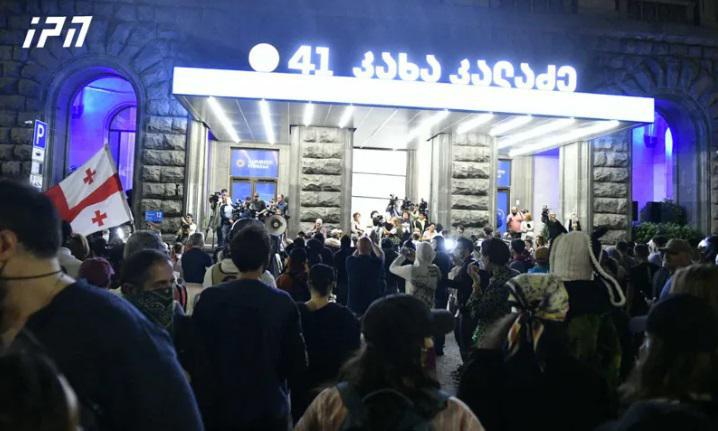 კახა კალაძის საარჩევნო შტაბთან საპროტესტო  აქცია მიმდინარეობს, გადაკეტილია საავტომობილო გზა - რა ხდება ამჟამად მელიქიშვილის გამზირზე? (ფოტოები)