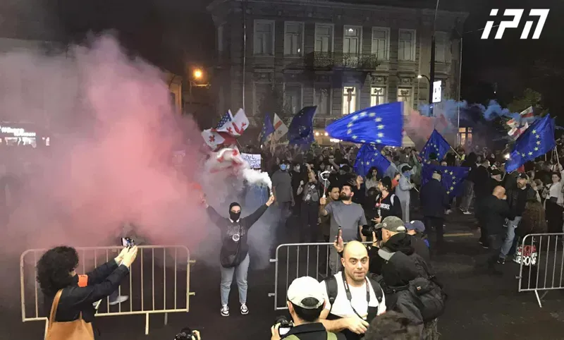 თსუ-დან პარლამენტისკენ მიმავალი მარშის მონაწილეები კახა კალაძის საარჩევნო შტაბთან შეჩერდნენ - რა ვითარებაა ადგილზე?