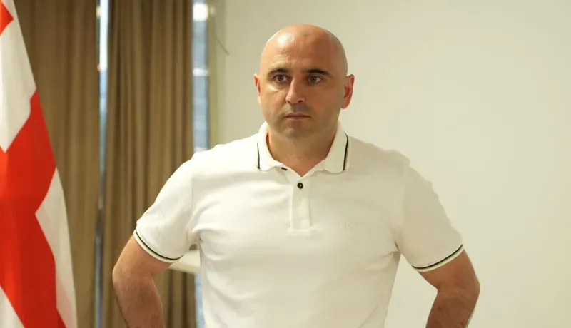 “ხომ ვარ სიმპათიური? ემოციები არ გამოხატოთ, არ მინდა გაგყარონ“ - ლევან ხაბეიშვილი სასამართლო დარბაზში მყოფებს