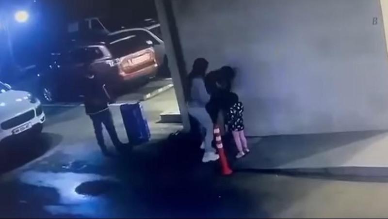 “უმოწყალოდ და გამეტებით ურტყამს 14 წლის მოზარდს... საკუთარ მცირეწლოვან შვილს აყურებინებს“ - თბილისში არასრულწლოვანზე იძალადეს, შსს-მ გამოძიება დაიწყო (ვიდეო)