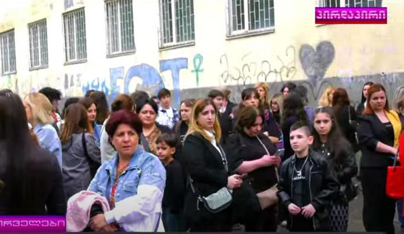 ხმაური ვაზისუბანში 157-ე სკოლასთან - მშობლები და მოსწავლეები საპროტესტო აქციას მართავენ: რა ვითარებაა ადგილზე