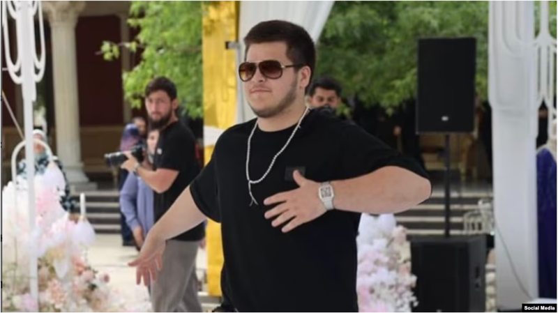 ადამ კადიროვი ახალი, 40 მილიონი რუბლის ღირებულების საათით გამოჩნდა - "ეს თანხა თითქმის ორჯერ აღემატება მისი მამის ოფიციალურ შემოსავალს"