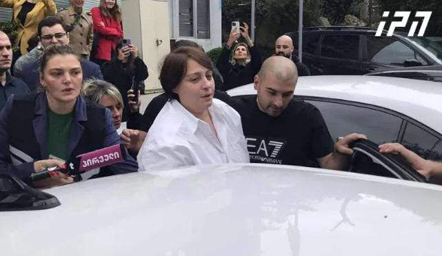 ელენე ხოშტარიას 5000-ლარიანი გირაო შეეფარდა - პოლიტიკოსი აცხადებს, რომ არ გადაიხდის: "ჩემი გირაოს შეტანა იქნება ჩემთვის გულში დანის ჩარტყმა, არავის ვაძლევ ამის უფლებას“