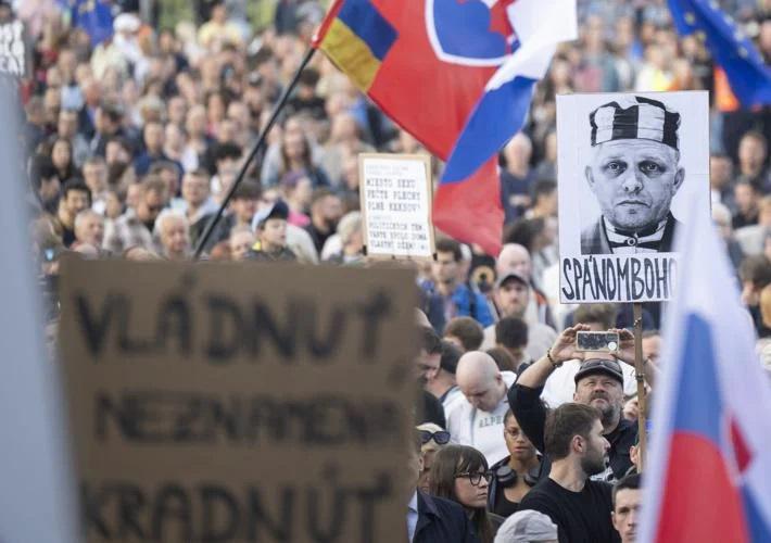 მასშტაბური საპროტესტო აქციები სლოვაკეთის 16 ქალაქში - მოქალაქეები მთავრობის ეკონომიკურ ზომებს და პრორუსულ პოლიტიკას აპროტესტებენ