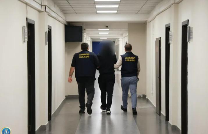 მორიგი დაკავება: გამოვლენილია პატიმრობაში მყოფი, თავდაცვის ექსმინისტრის ოჯახის წევრის კომპანიების მიერ, განსაკუთრებით დიდი ოდენობით უაქციზო სიგარეტის გამოშვება/შენახვის ფაქტები