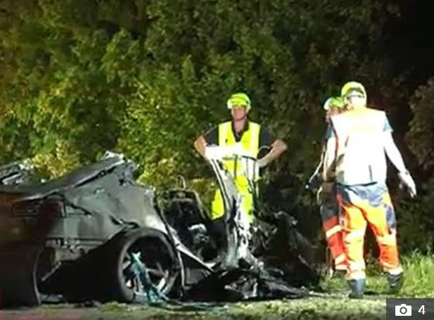 საშინელი ავარია გერმანიაში, ცეცხლმოკიდებულ Tesla-ში მამა და ორი მცირეწლოვანი ბავშვი დაიწვა - მგზავრების გადარჩენა სცადეს, თუმცა, მანქანის  ჩასაკეცი სახელურების გახსნა ვერ შეძლეს