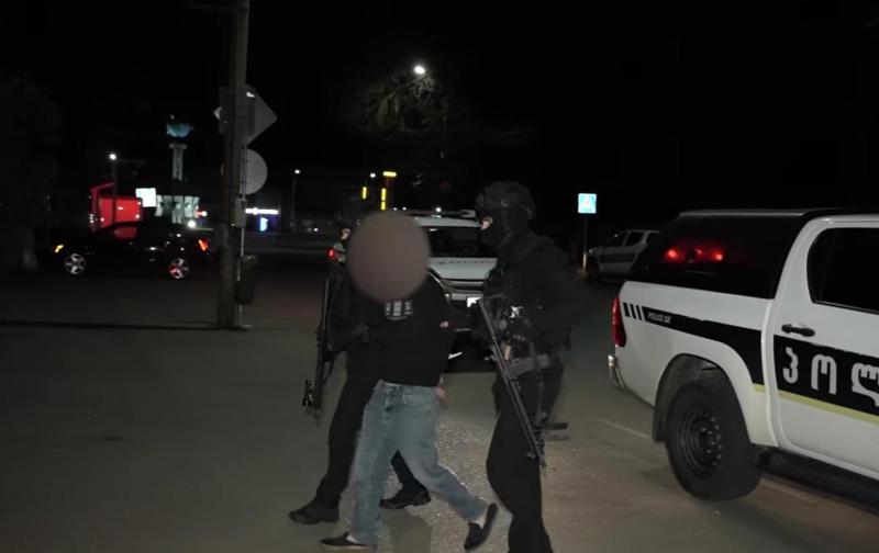 დაკავებულია განსაკუთრებით მძიმე დანაშაულისთვის მრავალჯერ ნასამართლევი პირი, რომელსაც 2018 წლიდან ეძებდნენ