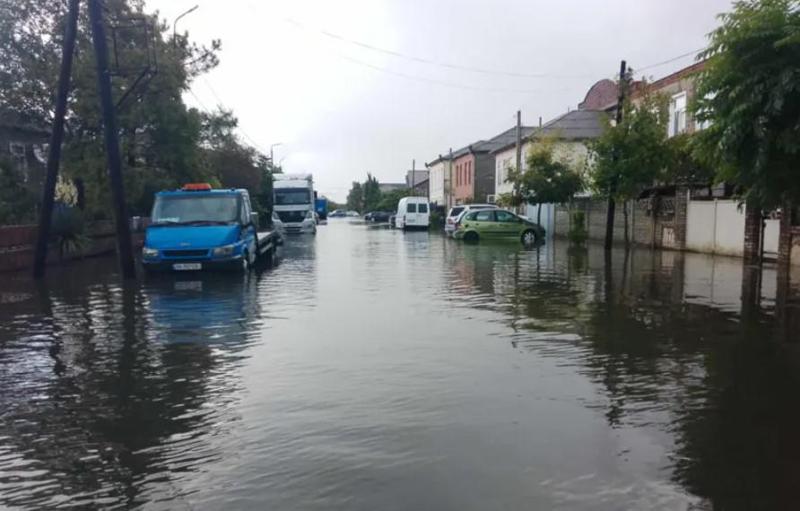 ფოთში უხვმა ნალექმა პრობლემები შექმნა - დატბორილია, ქუჩები და ეზოები