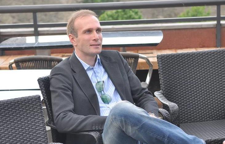 "მისი ერთ-ერთი უმსხვილესი პროექტი შეიცვალა და სართულების და კოეფიციენტის მატების პრივილეგიით აღარ ისარგებლებს" - რას წერს თბილისის საკრებულოს წვერი ნოშრევან ნამორაძეზე