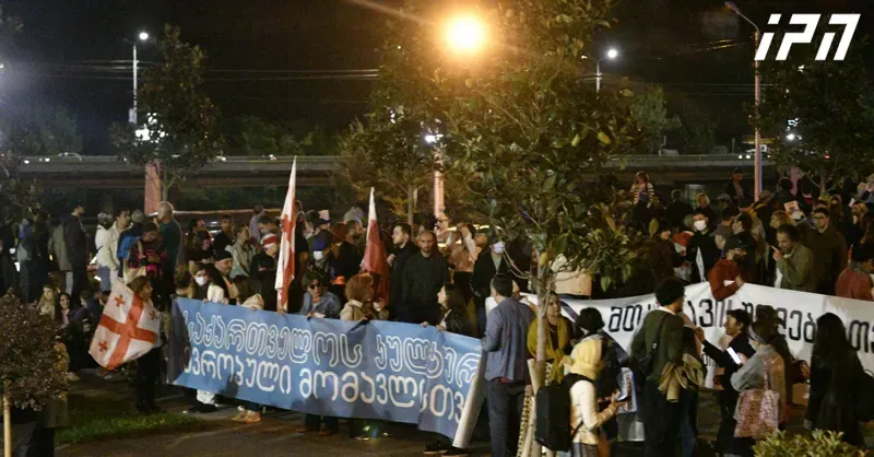 უწყვეტი პროტესტის 300 დღე - 300 არაგველის მემორიალიდან რუსთაველის გამზირამდე მსვლელობა მიმდინარეობს