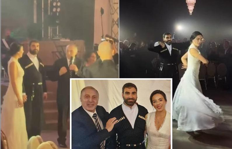 "ჩემი დიდი ხნის მეგობრის, ტარიელ ონიანის, შვილის ქორწილში ვიყავი, რომლის ნათლიაც ვარ. მაინტერესებს, რა ენაზე უნდა დამელოცა ისინი, თუ პატარძალი რუსულენოვანია?" - რას წერს პაატა ბურჭულაძე