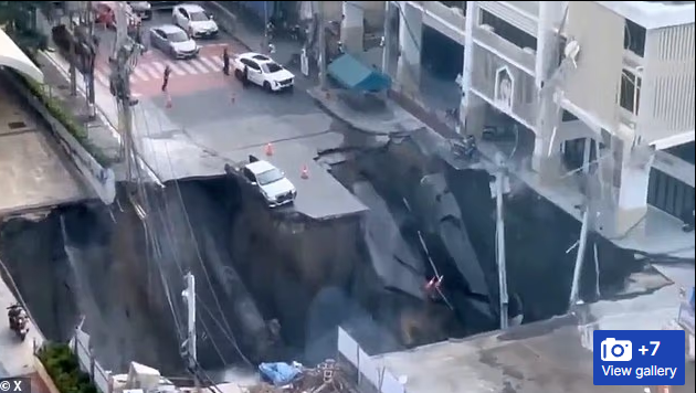 ხალხის თვალწინ, ტაილანდის დედაქალაქში გზის ნაწილი მიწამ ჩაიტანა - ფოტო და ვიდეოკადრები ბანგკოკიდან