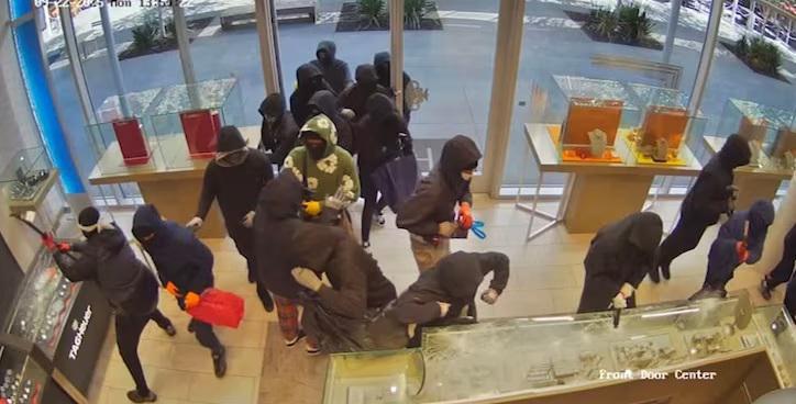 ნიღბიანი და შეიარაღებული მძარცველების 25-კაციანი ჯგუფი კალიფორნიაში, ძვირფასეულობის მაღაზიაში შეიჭრა - წაღებულია 1 მლნ დოლარის სამკაული:  ვრცელდება ძარცვის ვიდეო
