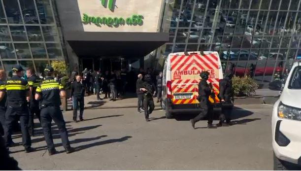 არსებული ინფორმაციით სასტუმრო “ჰოლიდეი ინში“ შეიარაღებული პირი იმყოფება - ადგილზე მობილიზებულია სპეცრაზმი: რა ხდება სასტუმროსთან (ვიდეო)