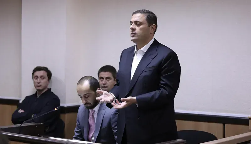 "ნუ ხარ ცუდ ხასიათზე" - ექსმაღალჩინოსნის მიმართვა მეუღლეს, სასამართლოში: რა ხდება რომეო მიქაუტაძის პროცესზე