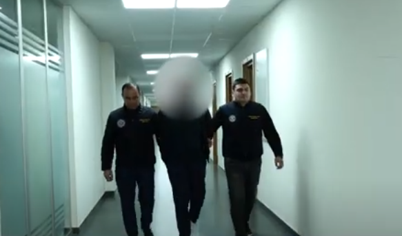 სუროგატი დედების საქმე - დააკავეს პირი, რომელმაც ბიოლოგიური მშობლებისგან მიღებული თანხა მართლსაწინააღმდეგოდ მიითვისა, ერთს ბრალი წარედგინა