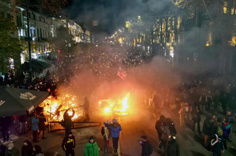 “საქართველოში, მთავრობის მხრიდან რეპრესიების მიუხედავად, საპროტესტო აქციები გრძელდება“ - რას წერს Associated Press
