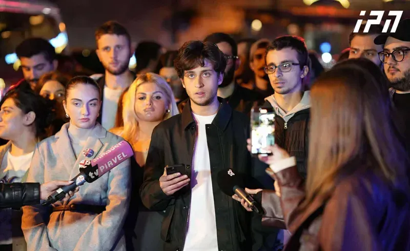 "ახალგაზრდები შევიკრიბებით თსუ-ს პირველი კორპუსის ეზოში, საიდანაც დიდი რევოლუციური მარშით დავიძვრებით და დავანახებთ ჩვენს გადამწყვეტ ძალას  შეკრებილ ადამიანებს" - სტუდენტები