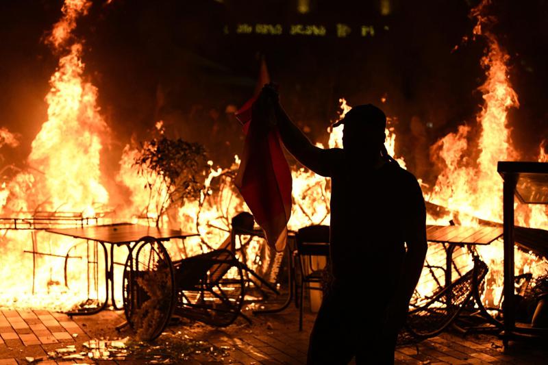 ბარიკადები, გაზის კაფსულები, წყლის ჭავლი - ორბელიანის მოედანზე კვლავ რთული ვითარებაა
