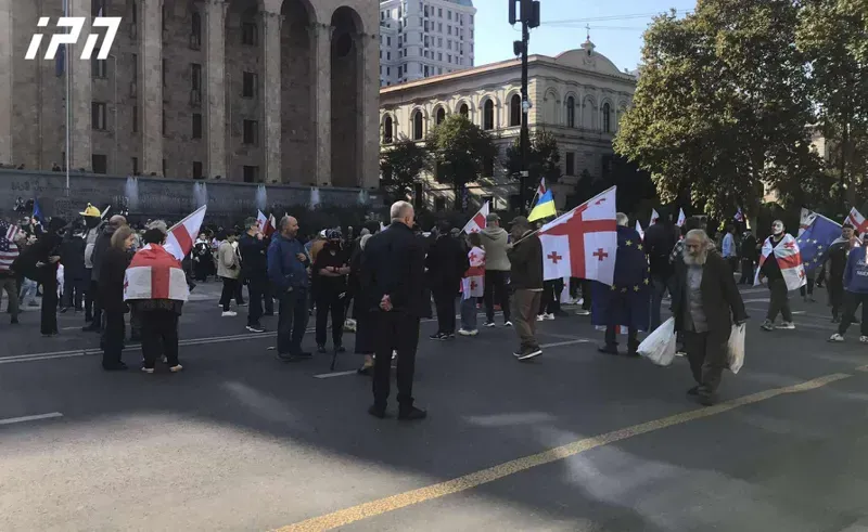 რა ვითარებაა პარლამენტთან - რუსთაველის გამზირზე აქციის მონაწილეებმა საავტომობილო გზა გადაკეტეს