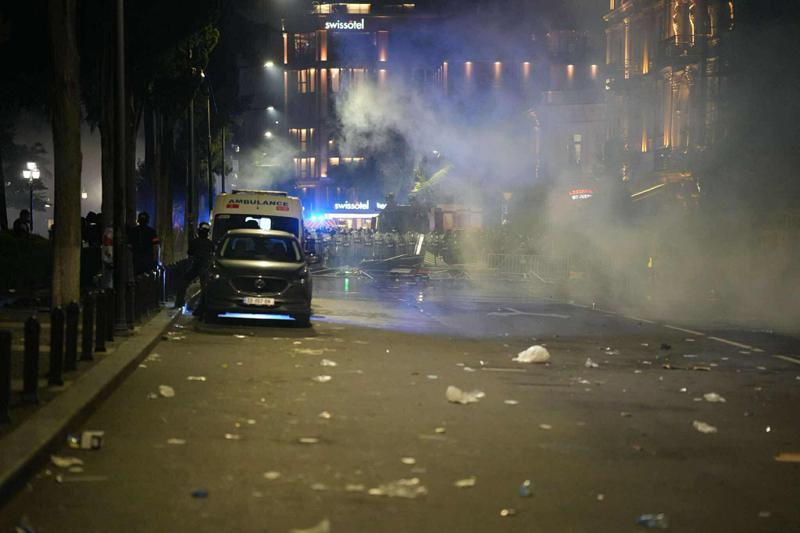 დაპირისპირება ათონელის სასახლესთან, სპეცრაზმი აქციის მონაწილეების წინააღმდეგ: გამოიყენეს წყლის ჭავლი, ისვრიან გაზის კაფსულებს - რა ხდება ამ წუთებში?