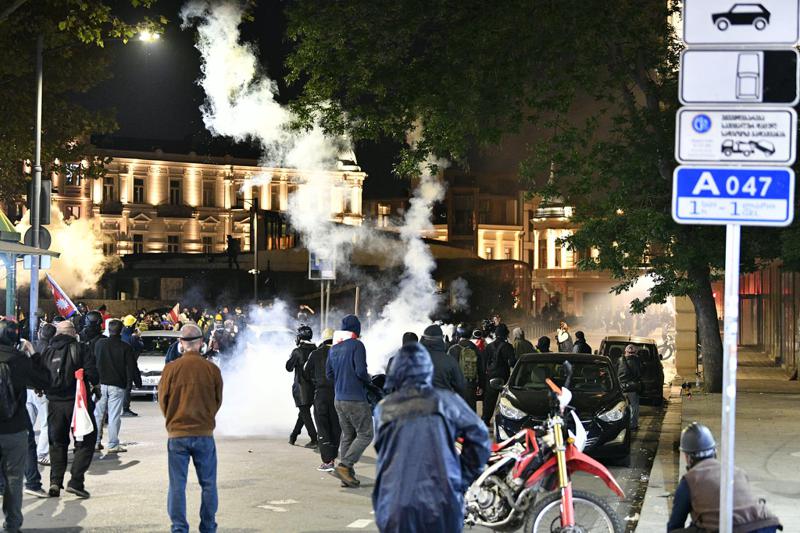 სპეცდანიშნულების რაზმმა მოქალაქეების დაშლა მორიგ ჯერზე დაიწყო - ამჯერად სპეციალური საშუალების გამოყენება ორბელიანის მოედანზე ხდება