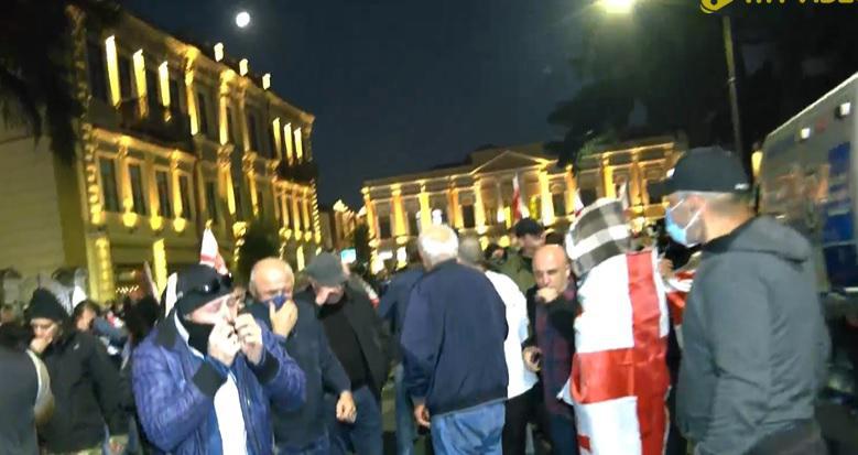 ხმაურია ათონელის ქუჩაზე, პრეზიდენტის სასახლესთან - ადგილზე გაუშვეს წიწაკის სპრეი