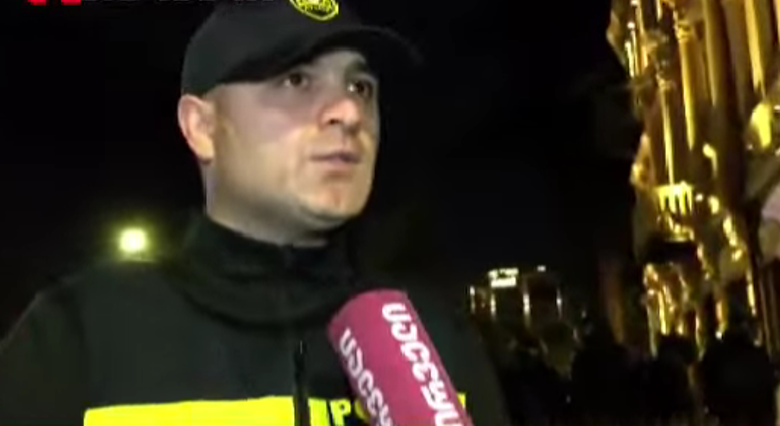 საპატრულო პოლიციის უფროსის მოადგილის, კახა ბუხრაძის თქმით, ათონელის სასახლესთან ერთი პირი დააკავეს