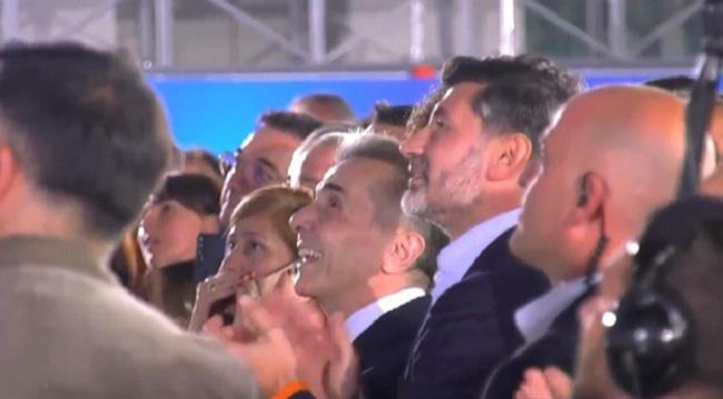 "ქართული ოცნების" ოფისთან პარტიის ლიდერები, მათ შორის ბიძინა ივანიშვილი, მხარდამჭერებთან ერთად, ადგილობრივი თვითმმართველობის არჩევნებში გამარჯვებას ზეიმობენ