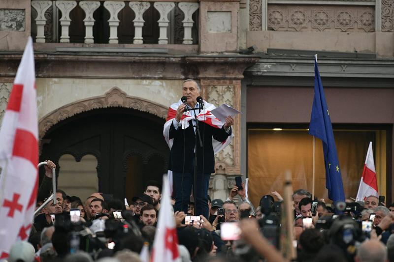 "ეროვნული კრება აცხადებს მშვიდობიან გარდამავალ პერიოდს, რომელიც უზრუნველყოფს ძალაუფლების მშვიდობიანად საკუთარ ხელში აღებას" - პაატა ბურჭულაძემ  აქციაზე დეკლარაცია წაიკითხა
