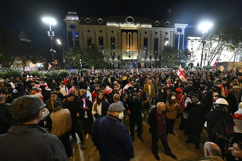 “ვრჩებით რუსთაველის გამზირზე და ვათენებთ ღამეს - არ დავიძვრებით ადგილიდან, სანამ ამ ქვეყანაში რუსული რეჟიმი არ დასრულდება“ - “ერთობა”