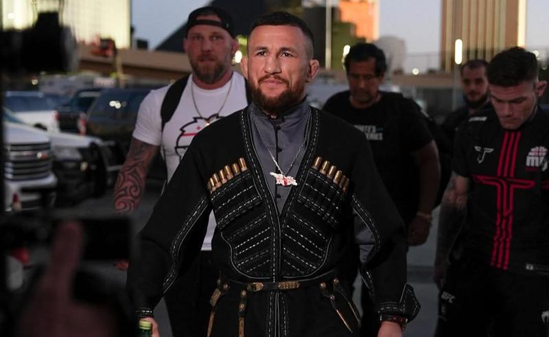 ტრადიციულად, ქართული ჩოხით - მერაბ დვალიშვილი T-Mobile Arena-ზეა, სადაც კორი სენდჰეგენს დაუპირისპირდება (ვიდეო)