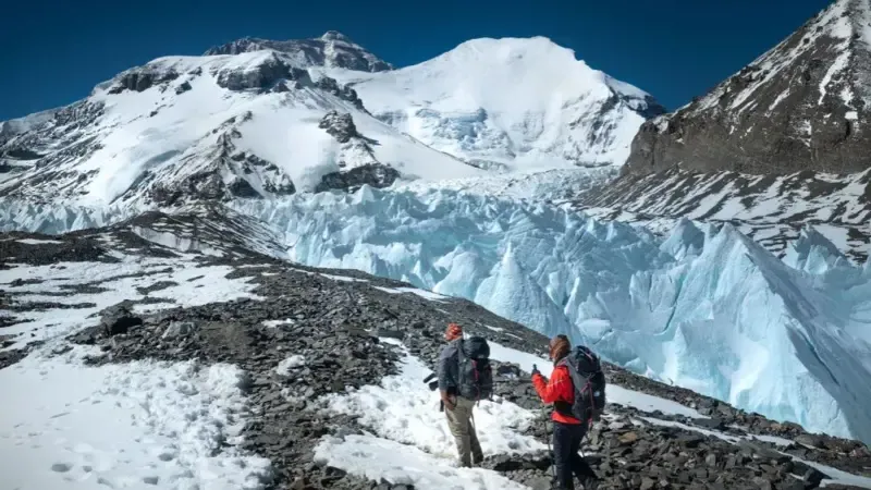 მასშტაბური სამაშველო ოპერაცია ჰიმალაის მთებში - უჩვეულოდ ძლიერი თოვლისა და წვიმის გამო ბანაკებში ასობით ადამიანი ჩაიკეტა (ფოტოები)