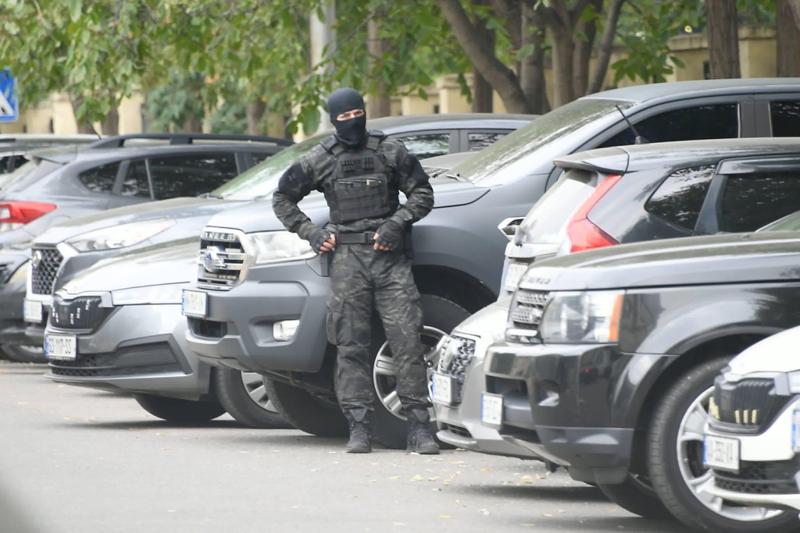 სამართალდამცავების მობილიზებაა თბილისის საქალაქო სასამართლოში, სადაც 4 ოქტომბერს დაკავებულების პროცესი იმართება - ფოტოები ადგილიდან