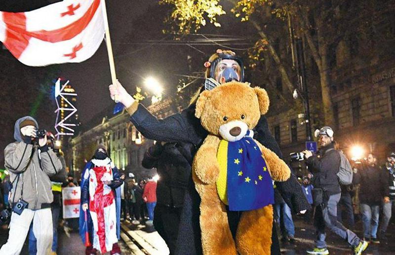 შსს-მ ნანა სანდერი დააკავა - "დედაჩემი მწერს ნანუკაზე და ელისოზე, მაგ ორ ქალს სურს, რომ შენ დაგიჭირონო": რას წერდა წუხელ აქტივისტი