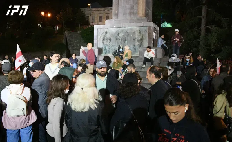შოთა რუსთაველის ძეგლის მიმდებარედ საპროტესტო აქციის მონაწილეები იკრიბებიან
