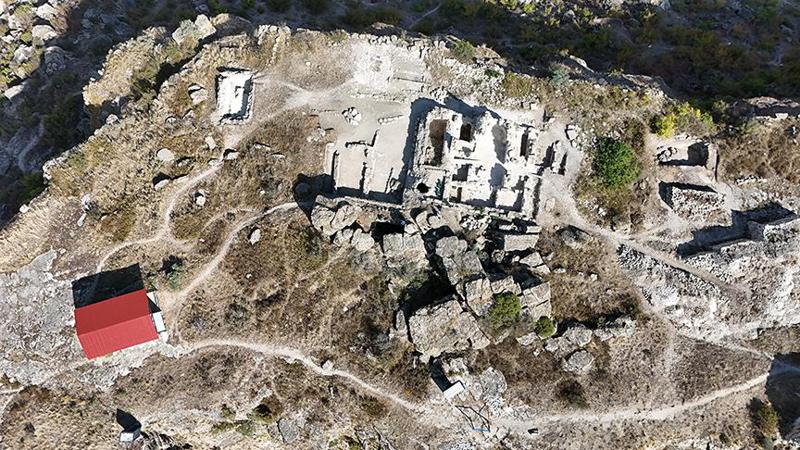 თურქეთში, არტანუჯის ციხესიმაგრეში, აშოტ დიდი კურაპალატის საფლავი იპოვეს - რას წერს უდიდესი არქეოლოგიური აღმოჩენის შესახებ თურქული მედია?