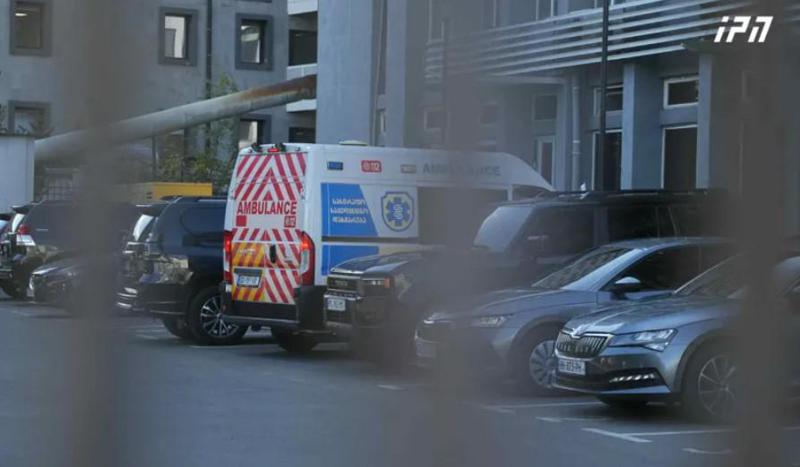 გამოკითხვაზე მყოფი ბაჩო ახალაია შეუძლოდ გახდა - უწყებაში სასწრაფო დახმარების ბრიგადა გამოიძახეს