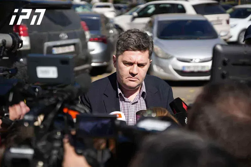 "ძალიან მრცხვენია, რომ 4 ოქტომბერს აქციაზე არ ვიყავი... რაც შეეხება ჩანაწერს, ბგერა არ არის ჩემი - არასდროს მიკადრებია ბატონი პაატასთვის, "პაატათი" მიმართვა" - ბაჩო ახალაია