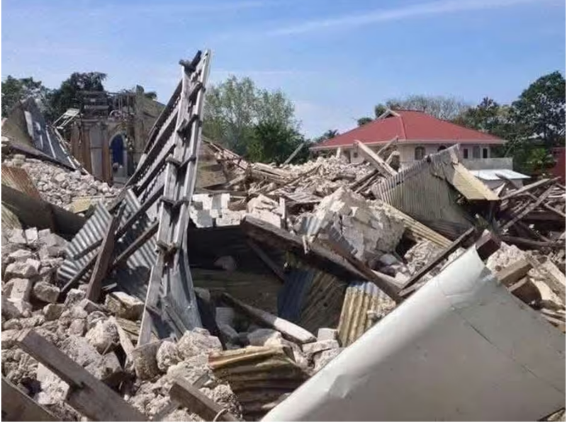 ფილიპინებში მომხდარ ძლიერ მიწისძვრას 2 ადამიანი ემსხვერპლა - დანგრეულია შენობები, სანაპირო რეგიონებიდან მოსახლეობის ევაკუაცია განხორციელდა (ფოტო)