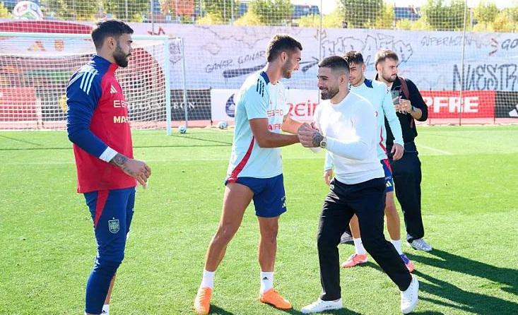 საქართველოსთან მატჩის წინ ილია თოფურია ესპანეთის ნაკრებს ესტუმრა და წარმატებები უსურვა - ფოტოები შეხვედრიდან