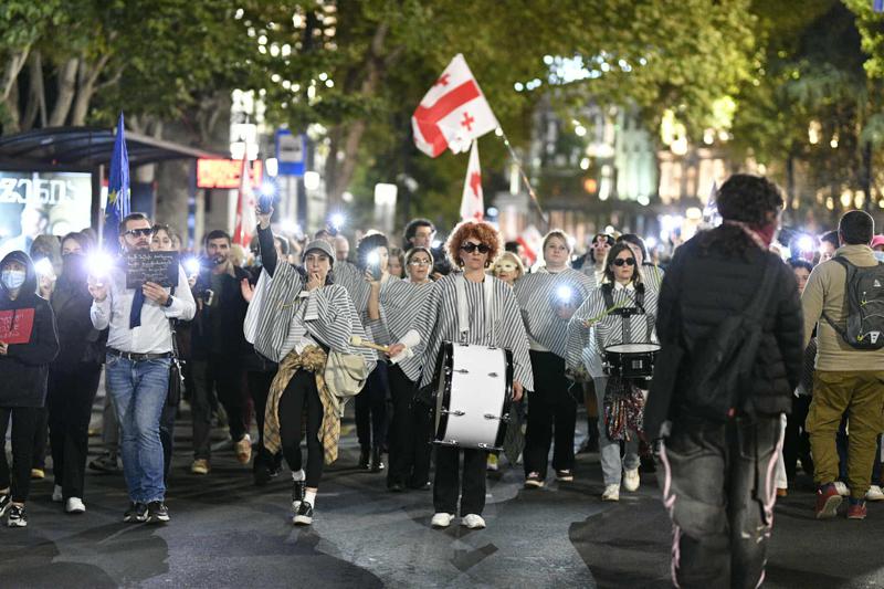 მსვლელობის მონაწილეები პროტესტს პარლამენტთან აგრძელებენ - გადაკეტილია რუსთაველის გამზირი