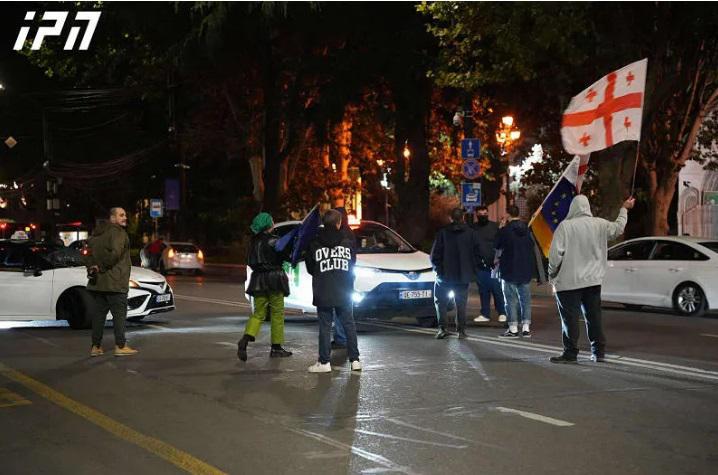 რუსთაველის გამზირზე საპროტესტო აქცია განახლდა - მოქალაქეებმა საავტომობილო გზა გადაკეტეს