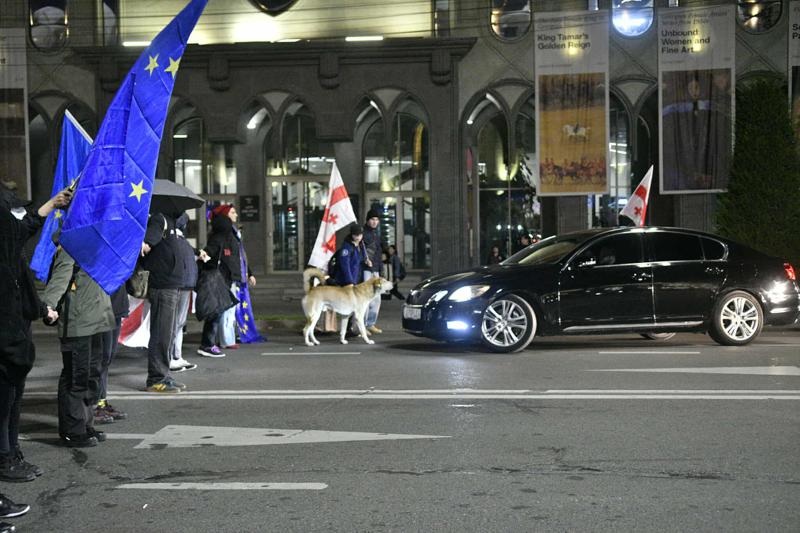 შსს-ს გაფრთხილება რუსთაველზე შეკრებილებს: "15 წუთში გახსენით სავალი ნაწილი, ან პოლიცია სამართალდამრღვევების მიმართ გაატარებს კანონით განსაზღვრულ ზომებს"