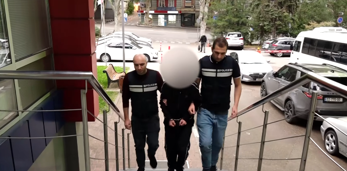 დაკავებულია პირი, რომელმაც საბურთალოს რაიონში 12 ავტომანქანის საქარე მინები დააზიანა და ავტომობილში არსებული ნივთები მოიპარა