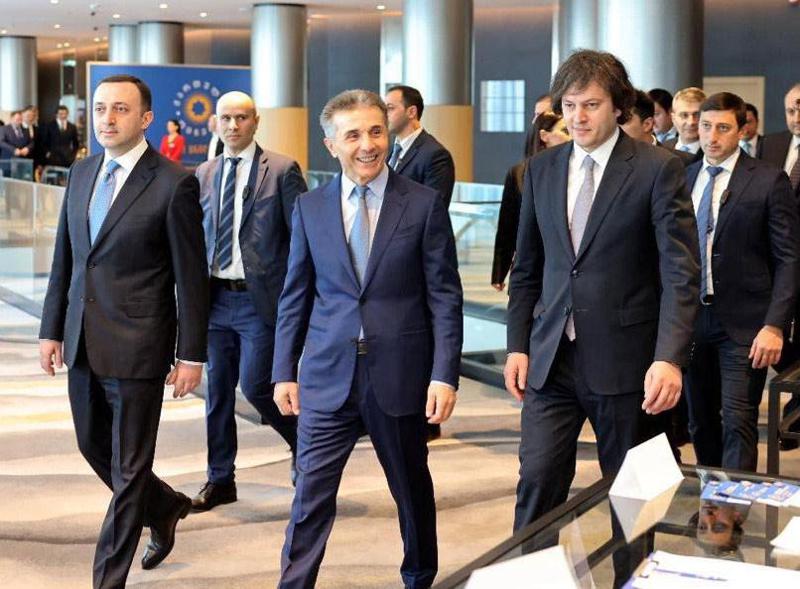 "ბიძინა ივანიშვილს უყვარს ხოლმე საახალწლოდ ახალი პრემიერების დანიშვნა... რაც შეეხება ღარიბაშვილის გარშემო მიმდინარე მოვლენებს, როგორც ჩანს, წაუცდა ხელი..." - სანდრო თვალჭრელიძე