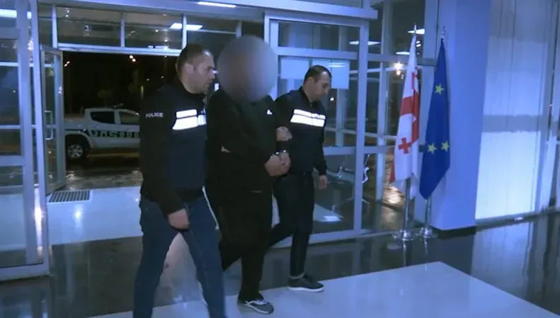 სისხლიანი გარჩევა რუსთავში - განზრახ მკვლელობის მცდელობისა და ძალადობის ბრალდებით ორი პირია დაკავებული