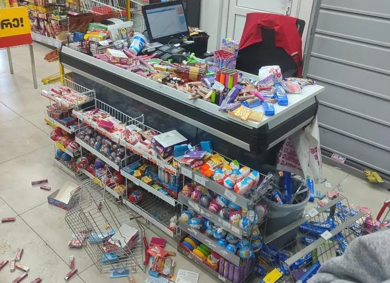 “4 არასრულწლოვანი გოგო კლავდა მოლარეს და კონსულტანტს, წიხლებით შედგნენ...“ - რა მოხდა თბილისის ერთ-ერთ სუპერმარკეტში: შსს-მ გამოძიება დაიწყო