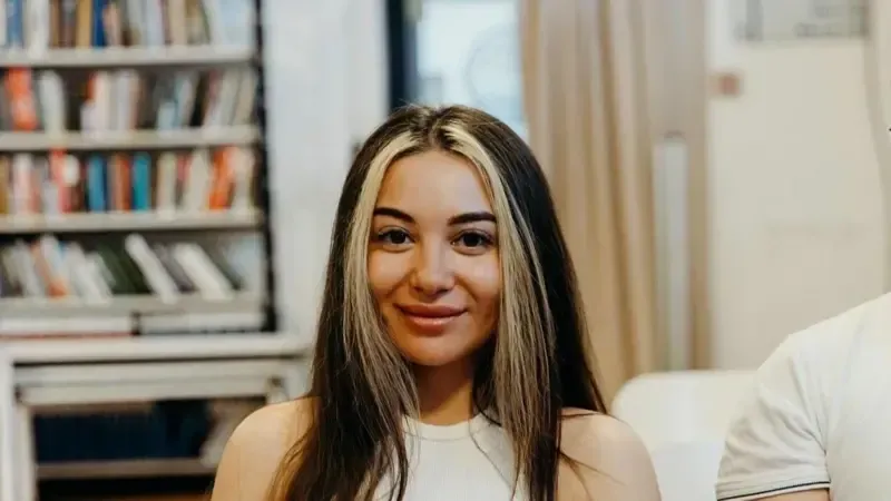 გაუჩინარება, სამშობლოს ღალატის ბრალდება და ეჭვი, ФСБ-სთან თანამშრომლობაზე - 27 წლის გოგონას ბურუსით მოცული ამბავი, რომელსაც რუსეთში ასამართლებენ